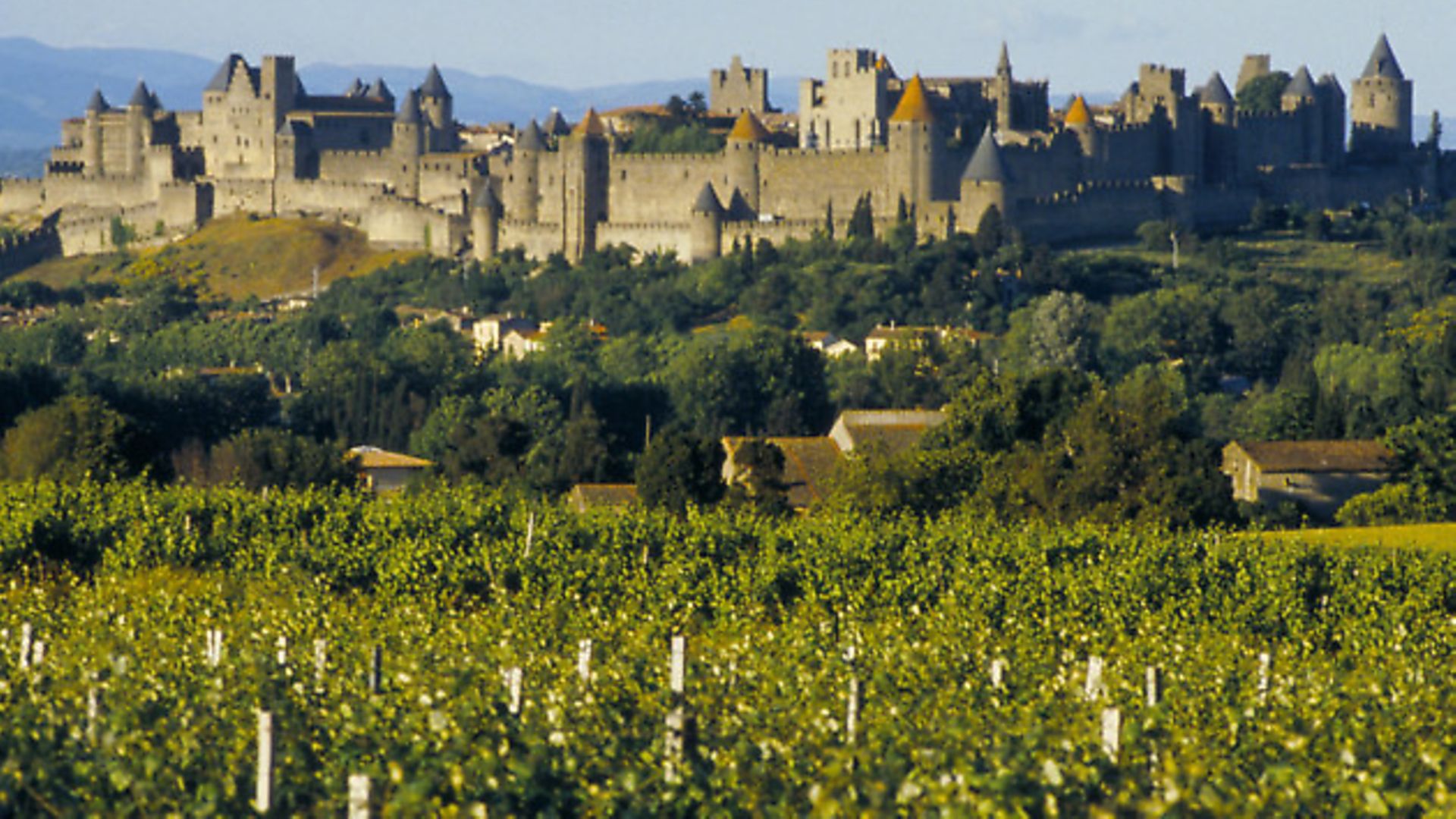 Лангедок франция. Провинция Лангедок Франция. • Carcassonne, Occitanie, Франция. Франция провинция бордо Средневековая. Лангедок остров винографства Франция.