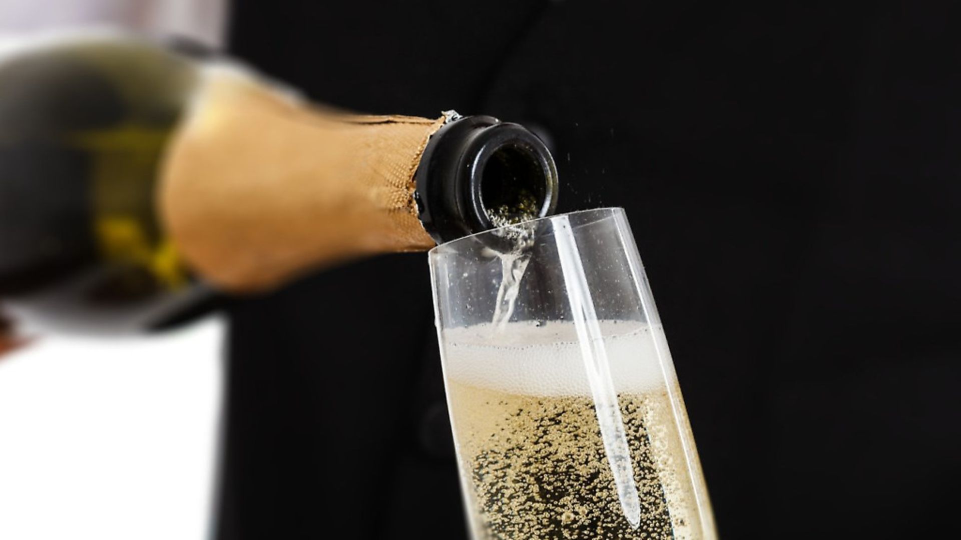 How to serve Champagne Complete France