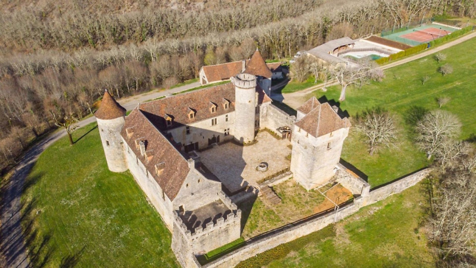 This outstanding château in Midi-Pyrenees is up for auction - Complete  France