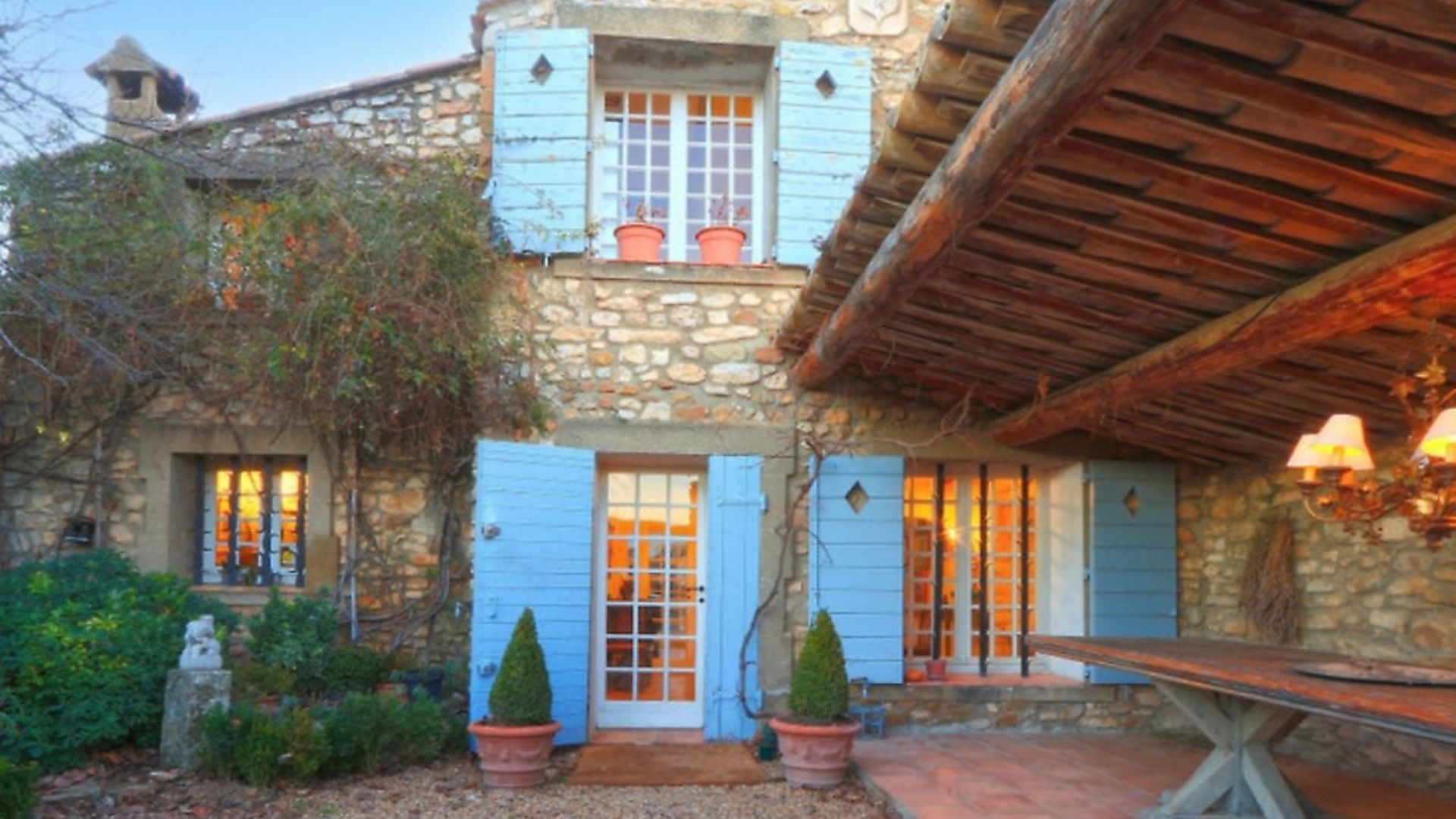 7 French houses for sale with pretty shutters - Complete France