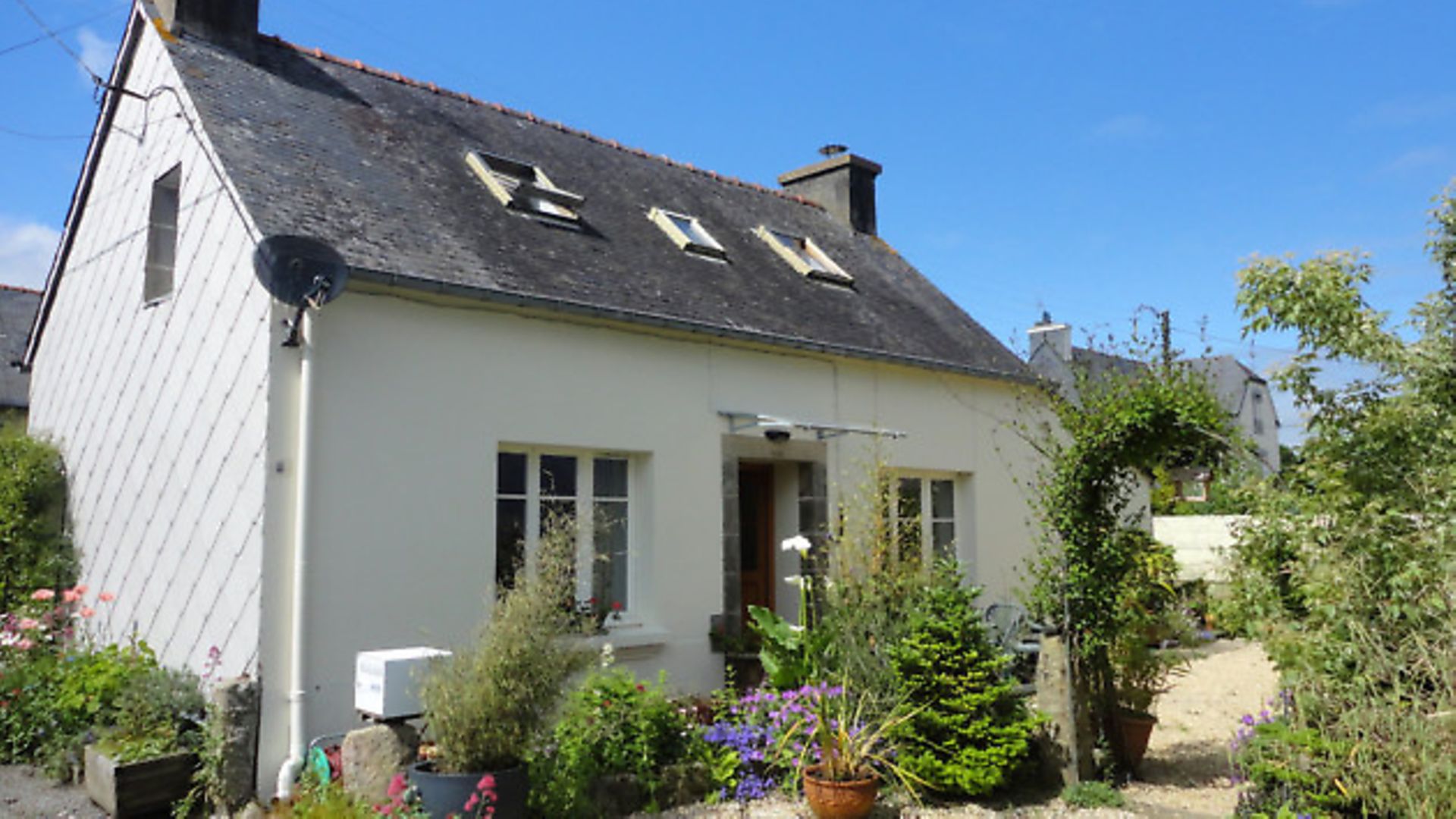 5 properties near a French ferry port Complete France