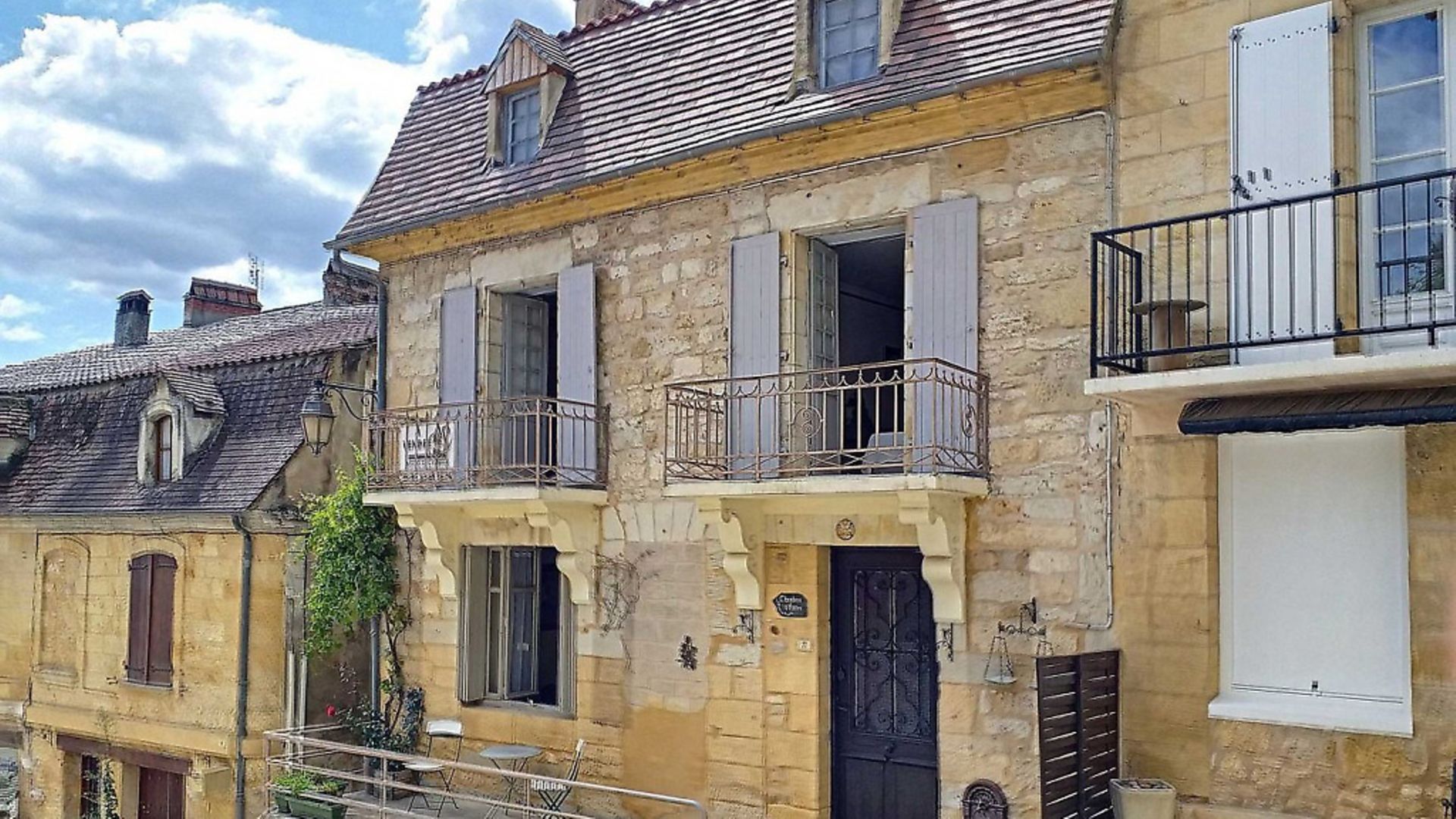 Lovely townhouses and apartments for sale Complete France